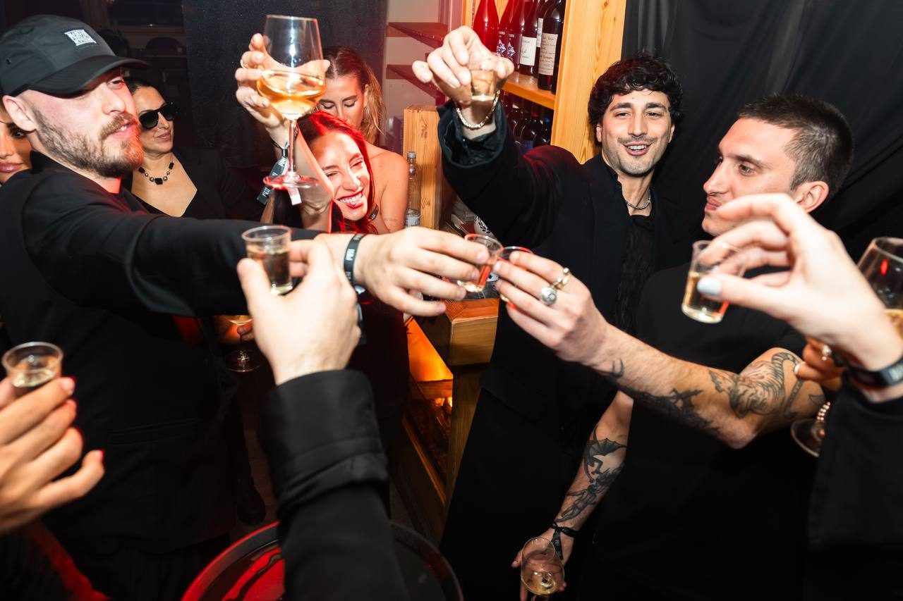 Brindisi di gruppo durante una serata al Christiania