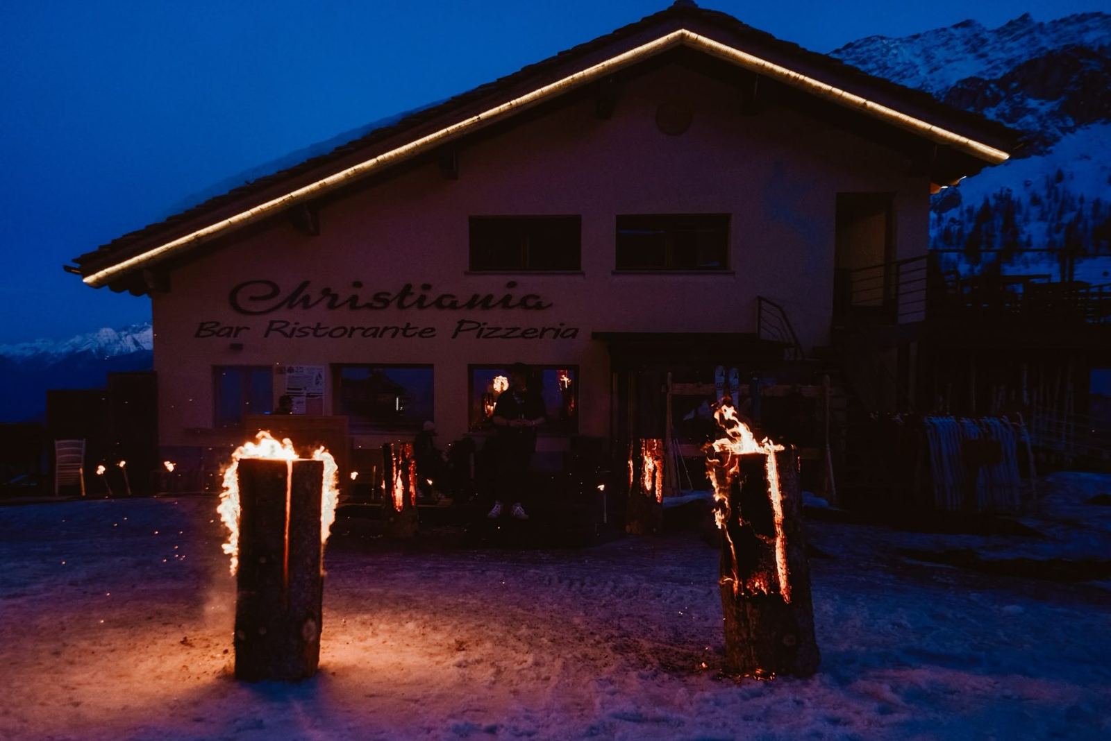 Il Christiania di sera, con le fiaccole accese