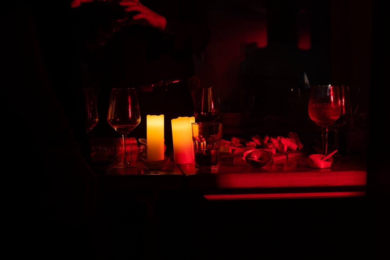 Tavola apparecchiata a lume di candela